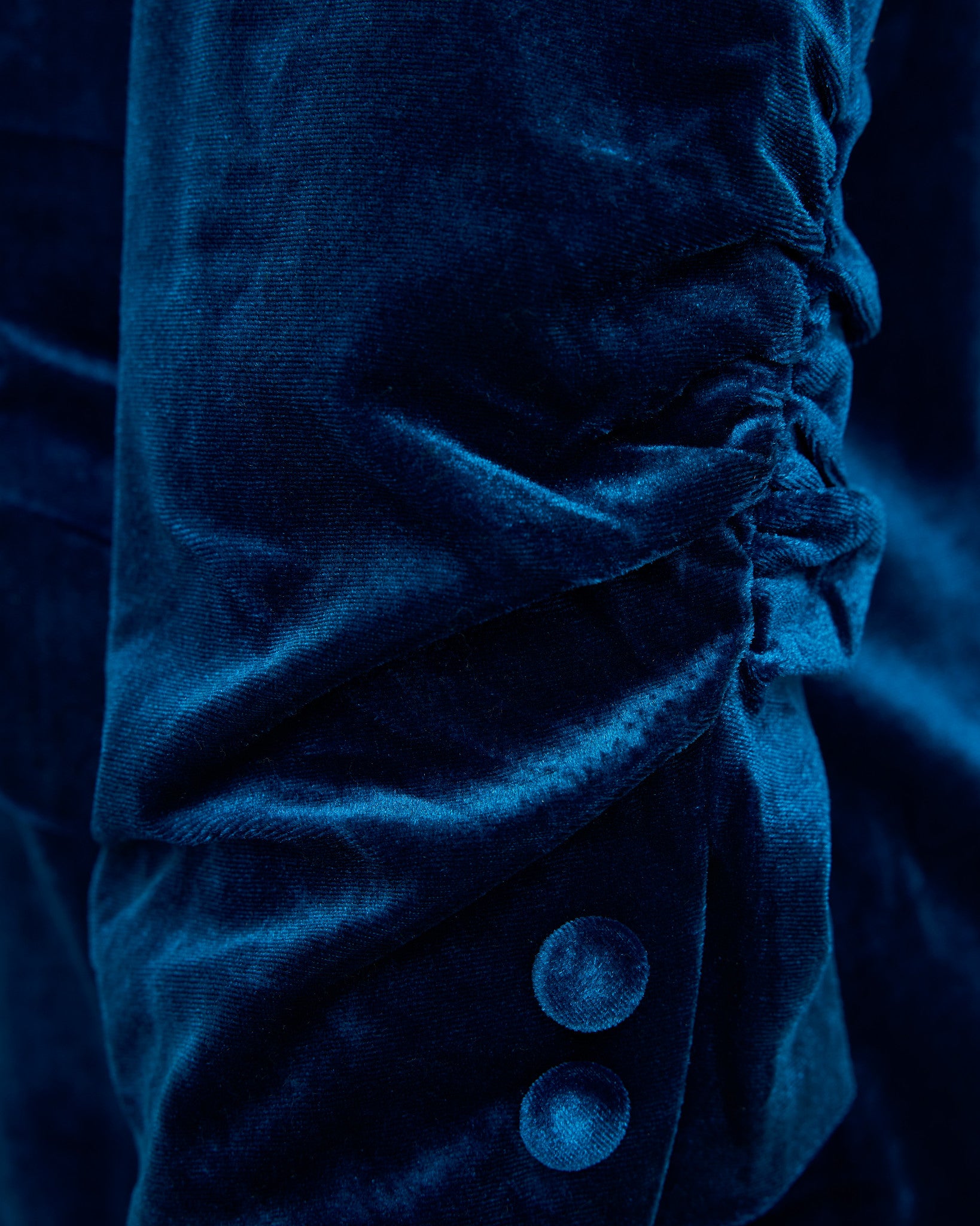 Teal $|& Skies Are Blue Ruched Sleeve Velvet Blazer - SOF Detail