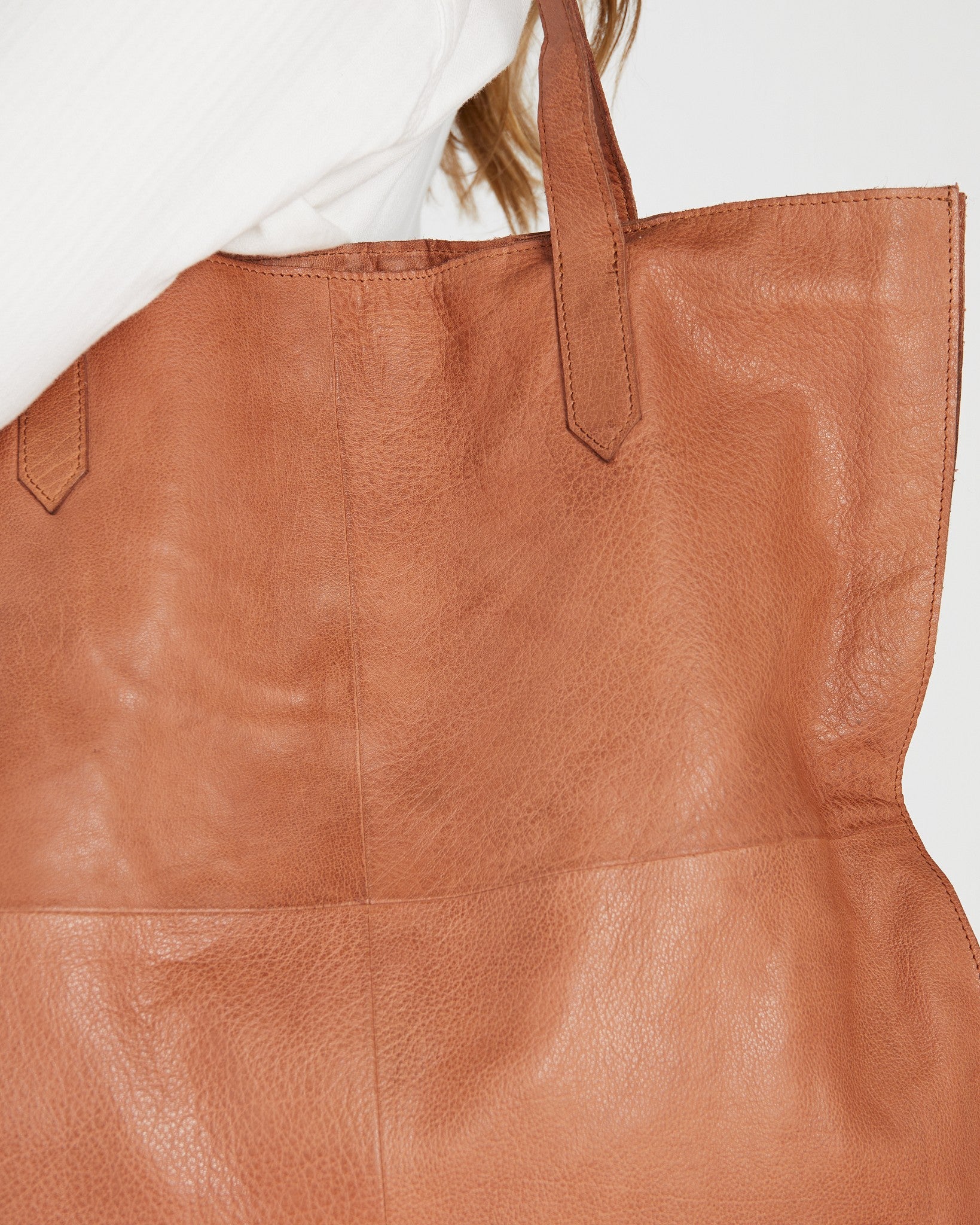 Saddle $|& Day & Mood Fara Oversized Shopper - SOF Detail