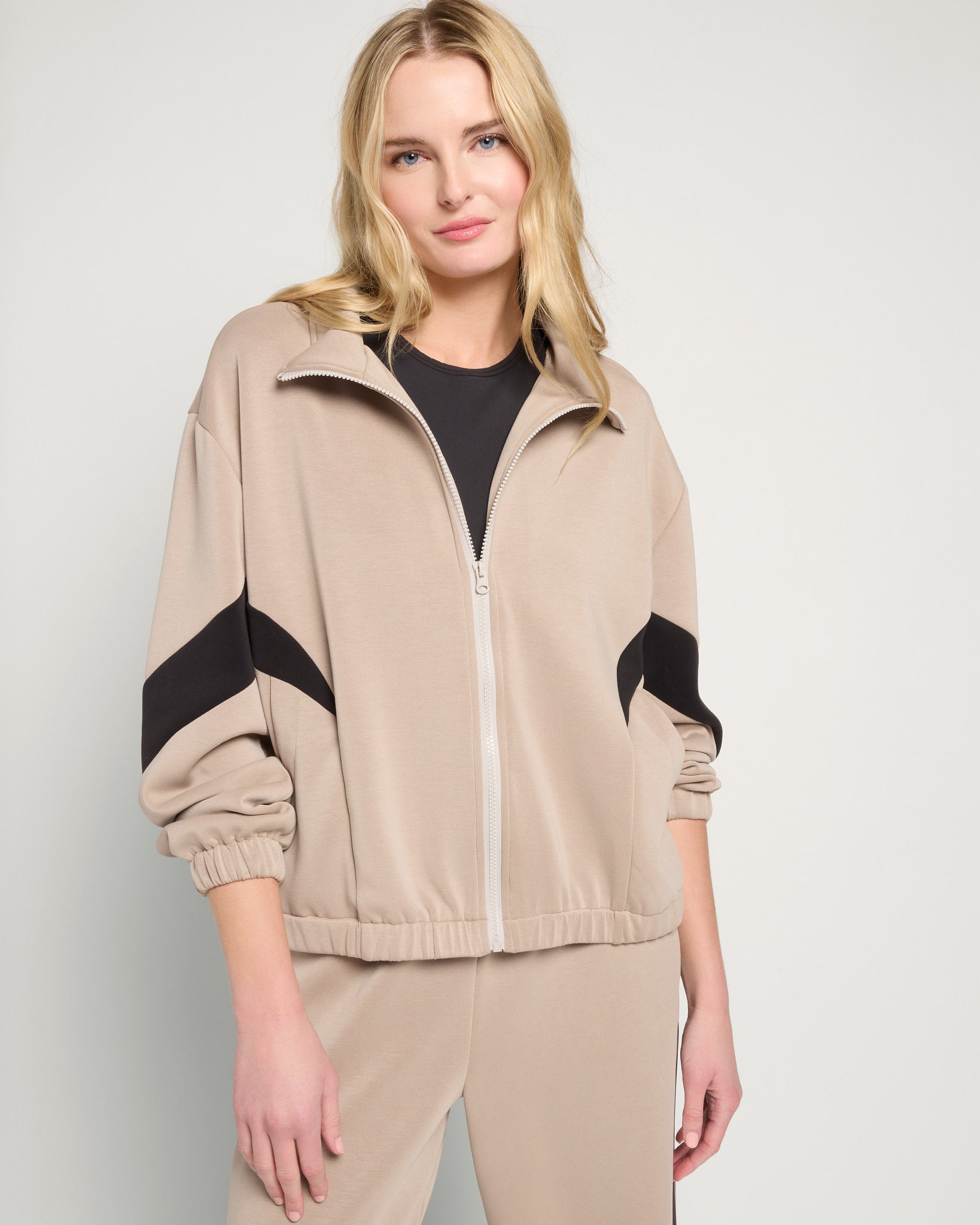 Women's Workout Pullovers & Jackets