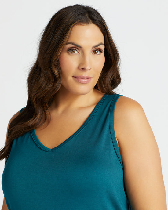 Emerald Green $|& W. by Wantable V-Neck Tank with Side Slit - SOF Detail