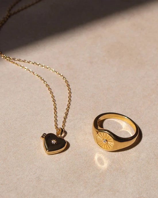 Gold $|& fyb jewelry Heirloom Heart Locket - VOF Detail