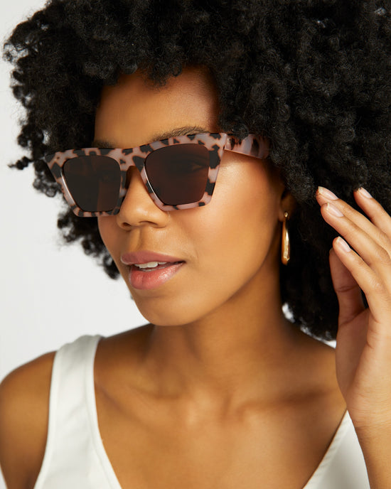 Mauve Tort $|& Nectar Hamptons Sunglasses - SOF Detail