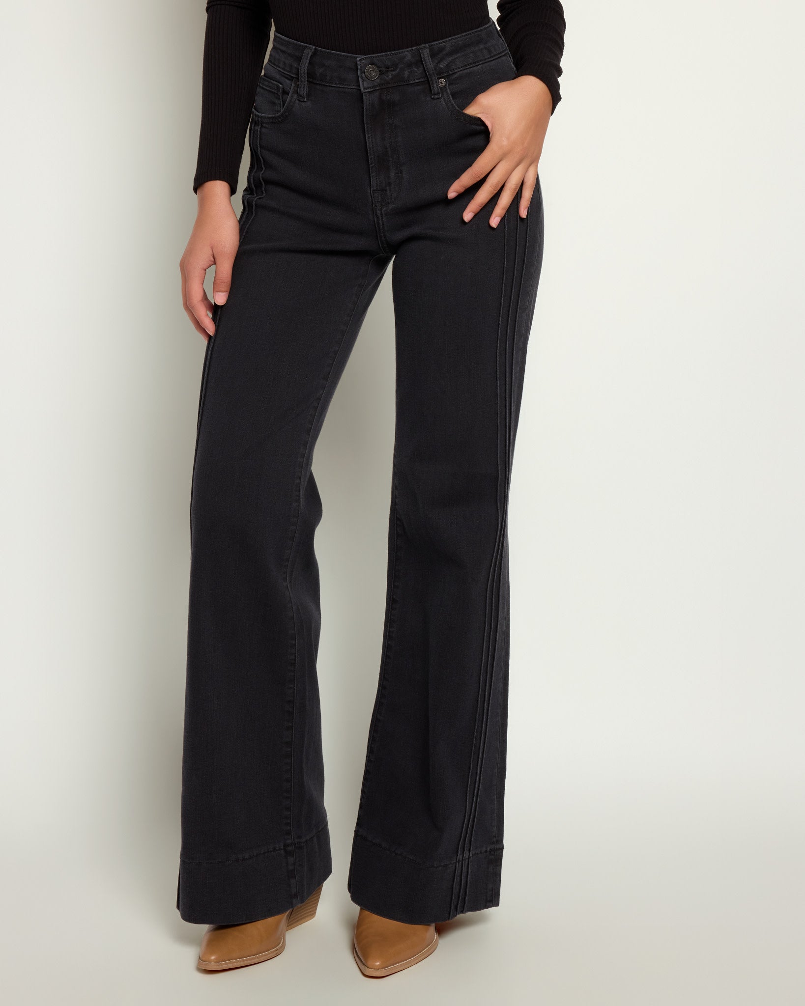 Hidden Happi Mid Rise Cropped Flare- White