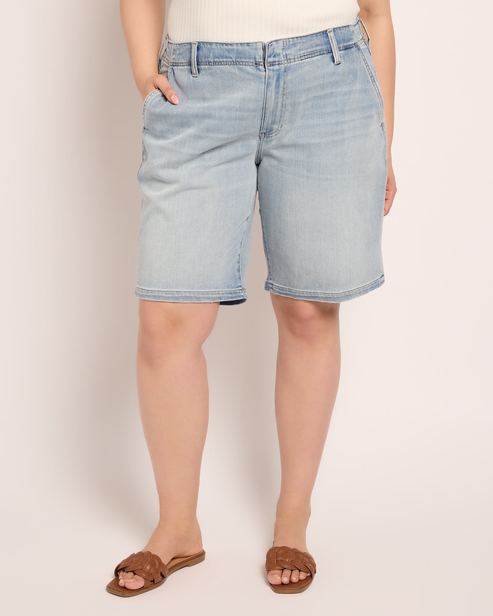 Las Virgenes $|& Liverpool Weekender Relaxed Short - SOF Front